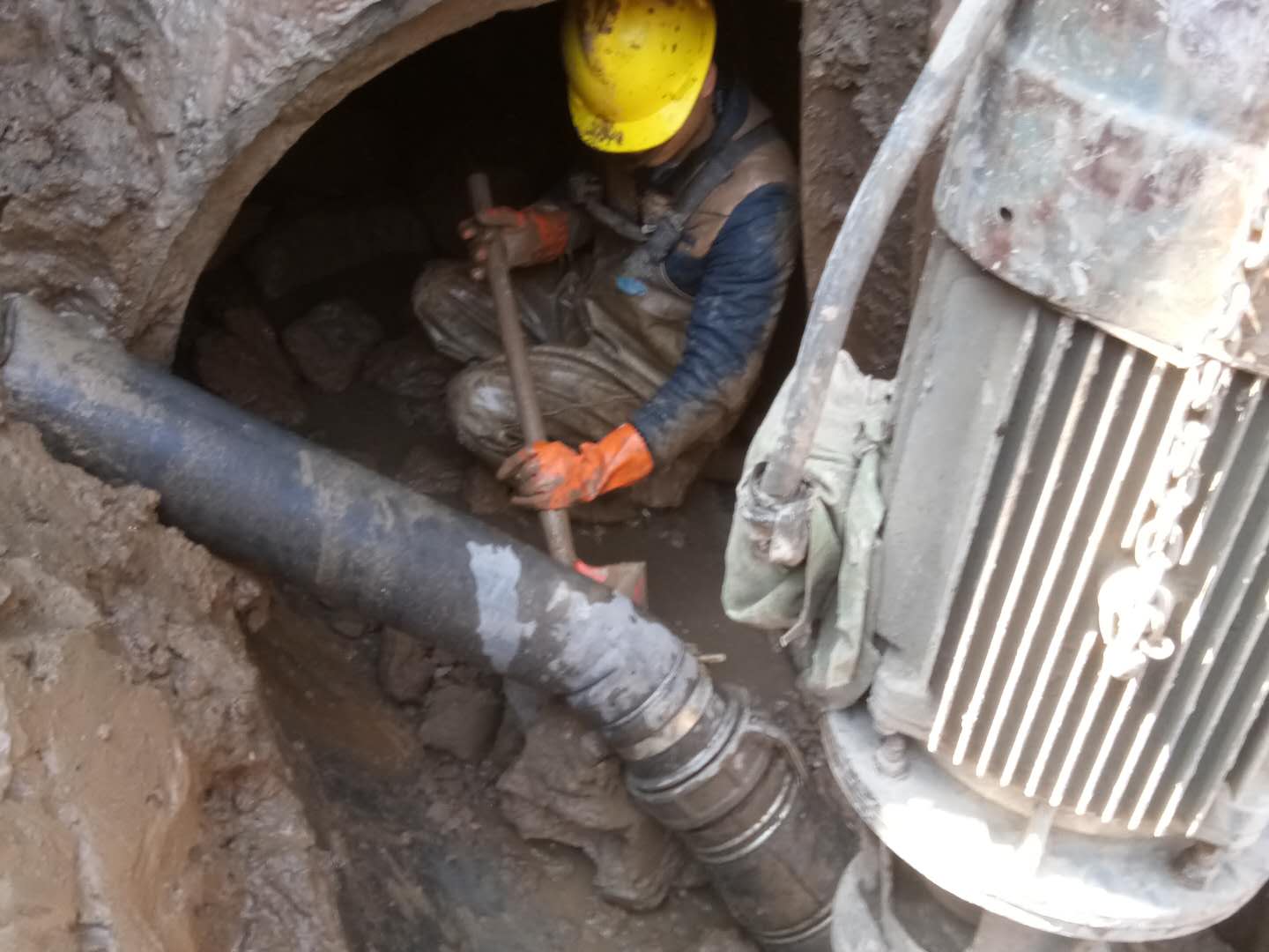 乌拉特后管道清淤