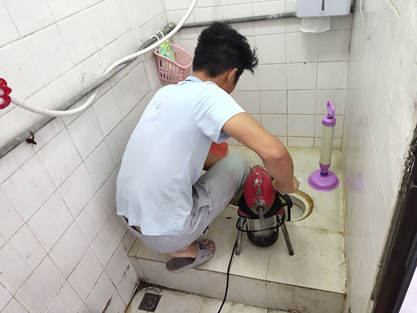 乌拉特后肥皂掉到马桶里把马桶堵住了怎么办？马桶堵住了怎么办