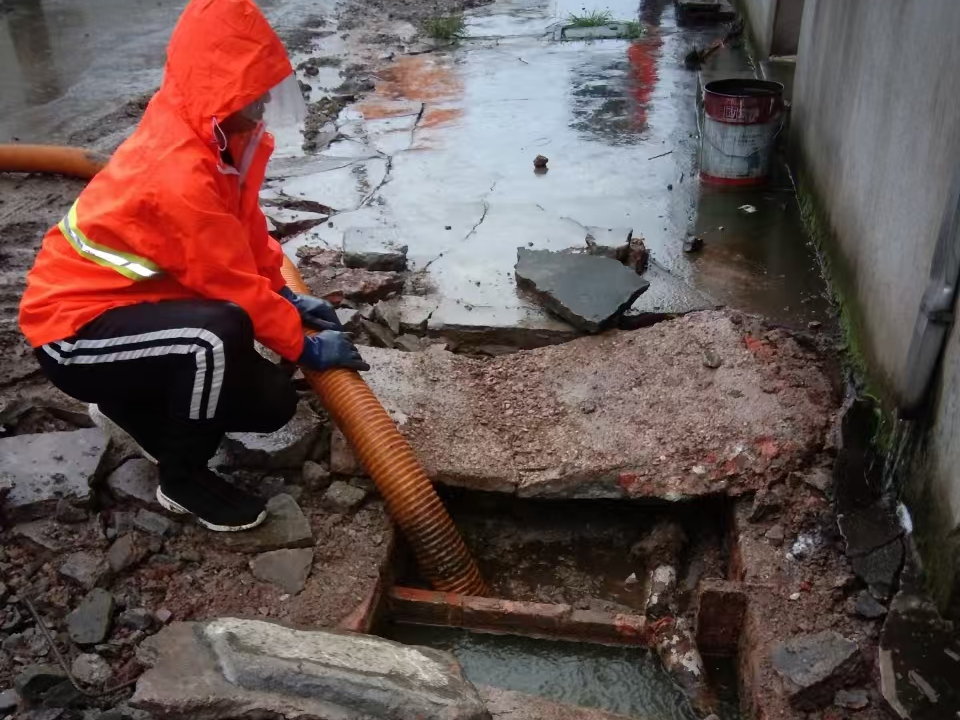 乌拉特后专业清理污水池 炜誉市政以规范流程守护城市 “肠道”